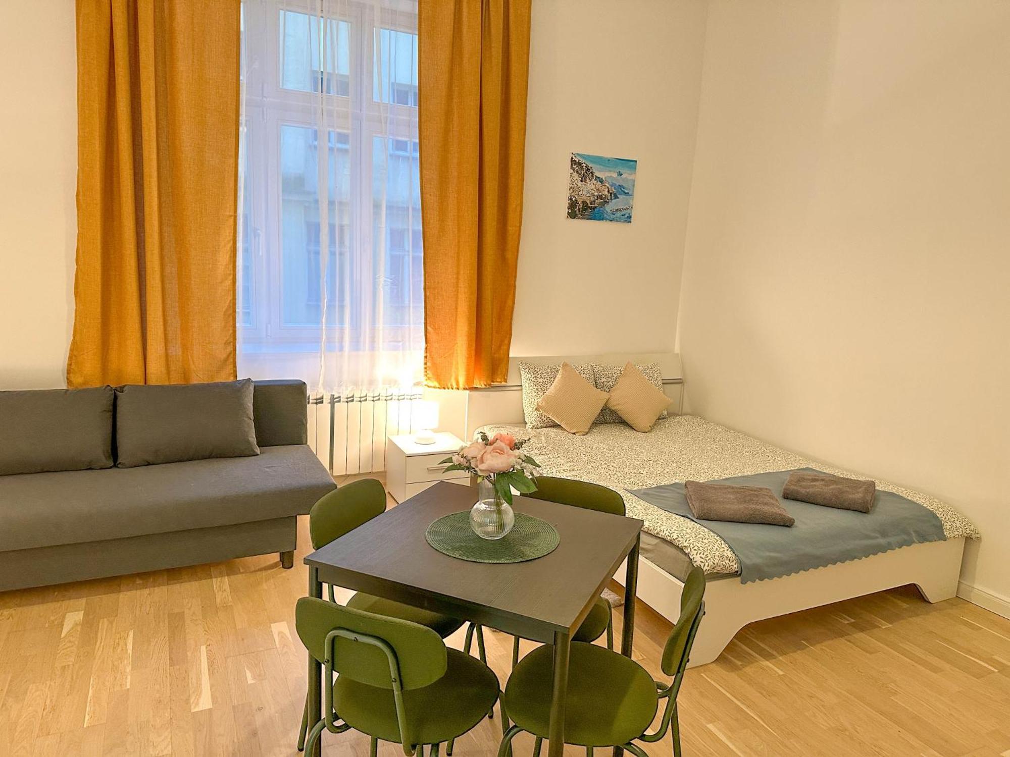 Cozy By Wenceslas Square And Main Train Station Praga